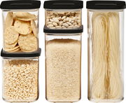 Vorderansicht eines 5-teiligen Modula Starter-Sets mit transparenten Vorratsdosen und schwarzen Deckeln, gefüllt mit verschiedenen Lebensmitteln wie Reis, Nudeln, Bohnen und Snacks.