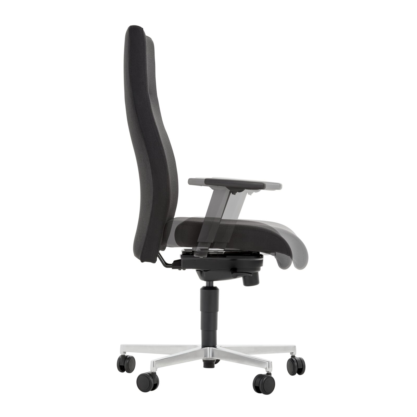 Zijaanzicht van een ergonomische directiestoel met verstelbare armleuningen en wieltjes.