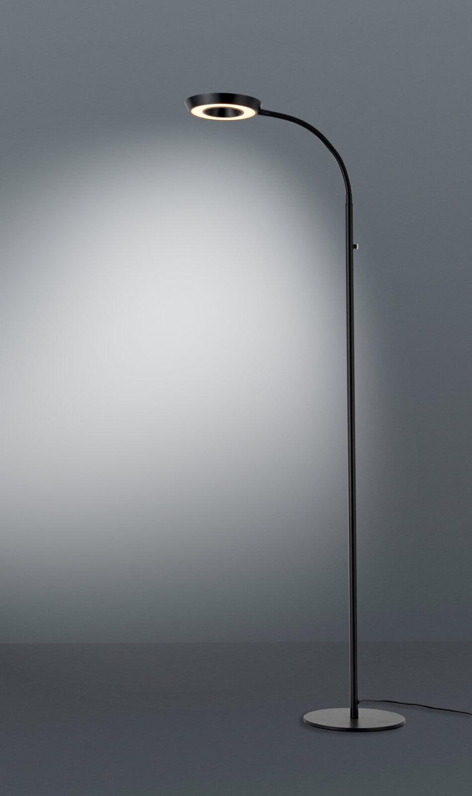 Zwarte led-staande lamp en leeslamp met ronde voet en flexibele arm, zijaanzicht