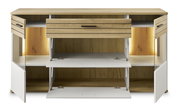 Frontale Ansicht eines modernen Sideboards mit Holz- und Weißtönen, offenen Türen und Schubladen, beleuchtetem Innenraum.