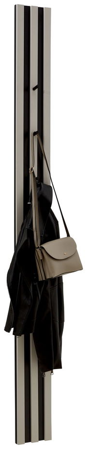 Garderobenpaneel in vertikaler Perspektive mit Haken, an denen eine Jacke und eine Tasche hängen.