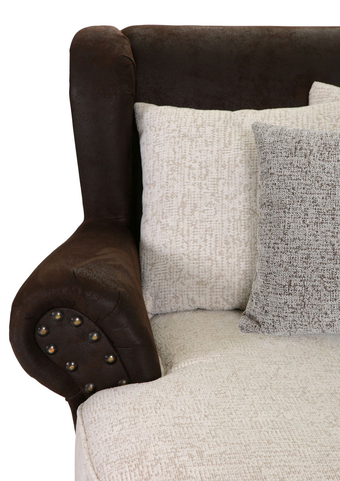 Nahaufnahme eines Megaohrensessels mit brauner Armlehne und beigen Kissen, seitliche Perspektive