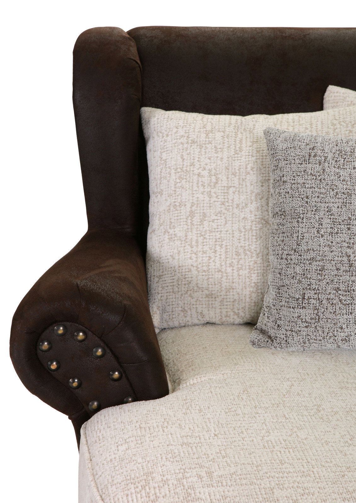 Nahaufnahme eines Megaohrensessels mit brauner Armlehne und beigen Kissen, seitliche Perspektive