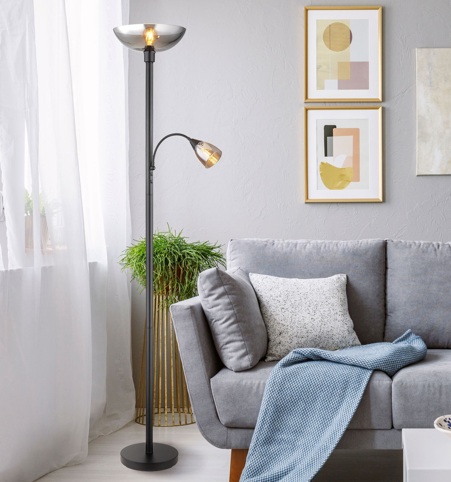 Moderne Stehleuchte BLADE in einem stilvollen Wohnzimmer, seitliche Perspektive.