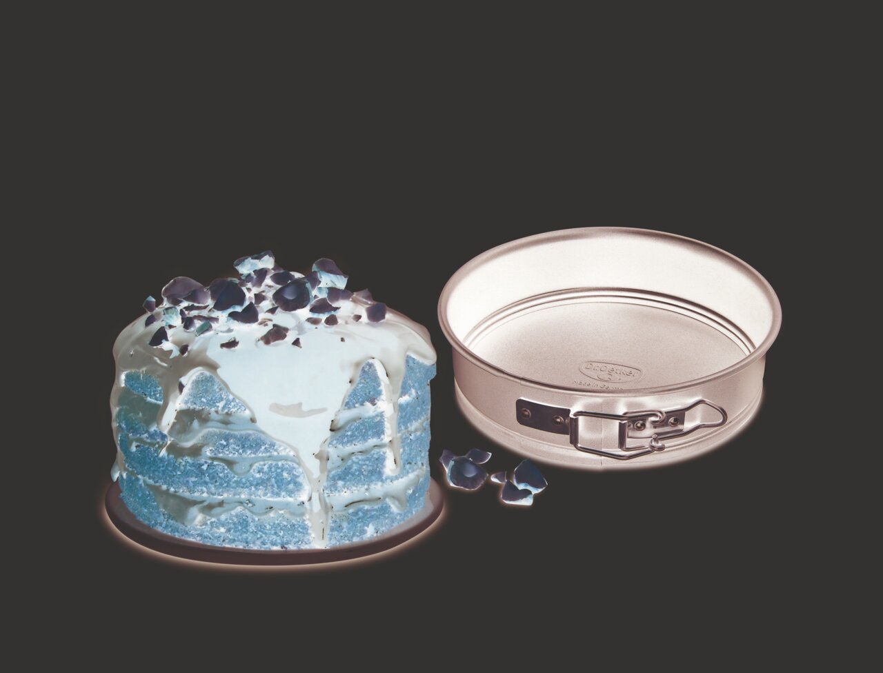 Springform 16cm mit Schokoladenkuchen und Nüssen, seitliche Perspektive