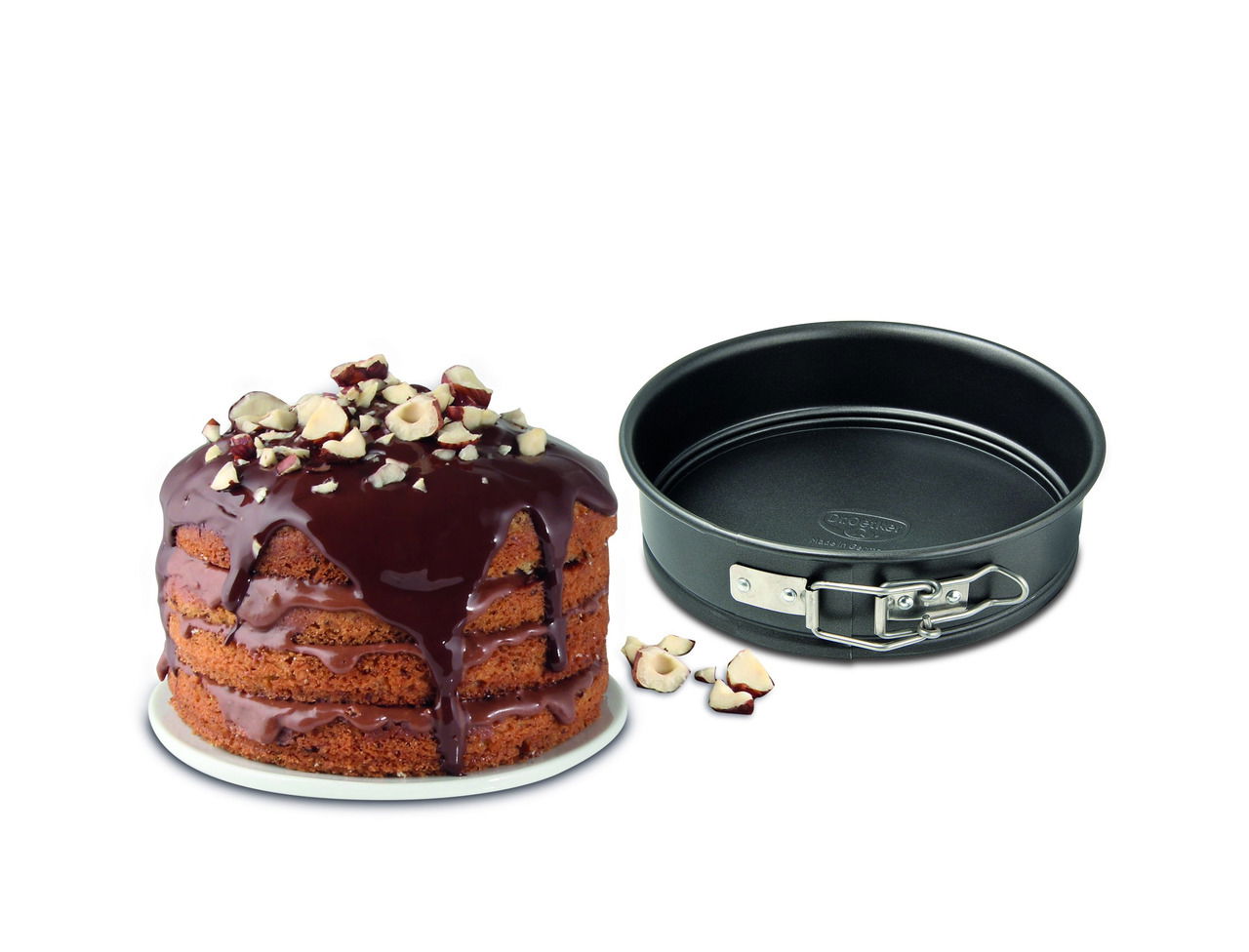 Springform 16cm mit Schokoladenkuchen und Nüssen, seitliche Perspektive