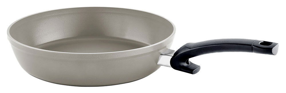 Fissler Pfanne 24cm CERATAL COMFORT Pfanne Ceratal Comfort in Seitenansicht mit grauer Beschichtung und schwarzem Griff