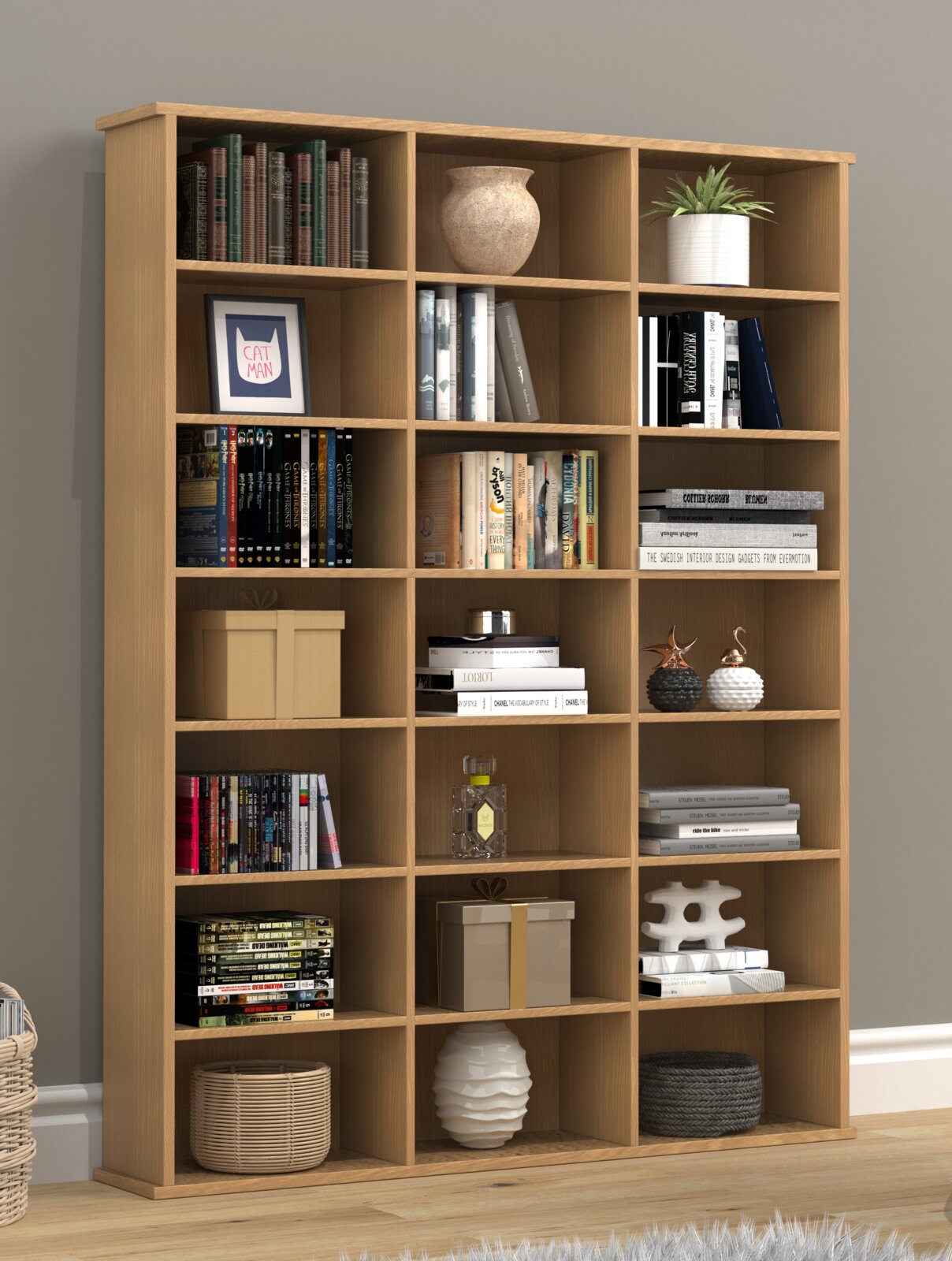 Großes, offenes Bücherregal aus hellem Holz mit vielen quadratischen Fächern, dekoriert mit Büchern, Boxen, Vasen und Pflanzen, frontale Ansicht in einem Wohnraum.
