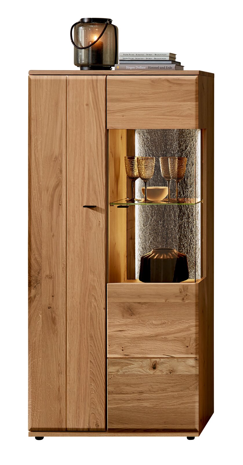 Cantus Hoogkast REIMS Hoge houten vitrinekast in eikenlook met links een deur en rechts een verlichte glazen vitrine met plank, gefotografeerd in frontaal aanzicht op witte achtergrond.