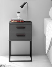 Moderne Nachtkommode mit zwei Schubladen, schwarzem Metallrahmen und minimalistischer Dekoration, seitliche Perspektive