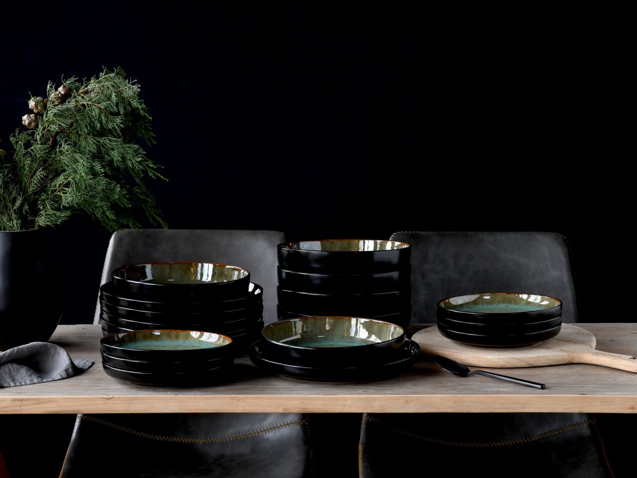 Serviesset van 18 stuks in de kleur Green op een tafel, zijaanzicht, met decoratieve elementen op de achtergrond