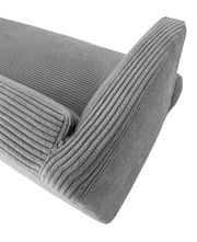 Nahaufnahme eines grauen, gerippten Speisesofas aus der Vogelperspektive