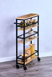 Schwarzer Nischenwagen mit Holzregalen, gefüllt mit Gläsern und Tassen, seitliche Perspektive