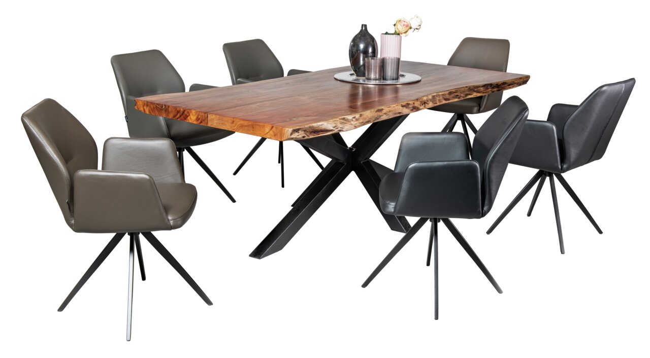 Essgruppe mit einem massiven Holztisch und sechs modernen Sesseln in verschiedenen Farben, seitliche Perspektive