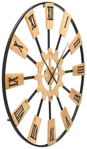 Seitliche Ansicht einer Wanduhr mit römischen Ziffern auf Holzplättchen und einem Zahnraddesign in der Mitte.