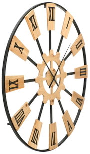 Seitliche Ansicht einer Wanduhr mit römischen Ziffern auf Holzplättchen und einem Zahnraddesign in der Mitte.