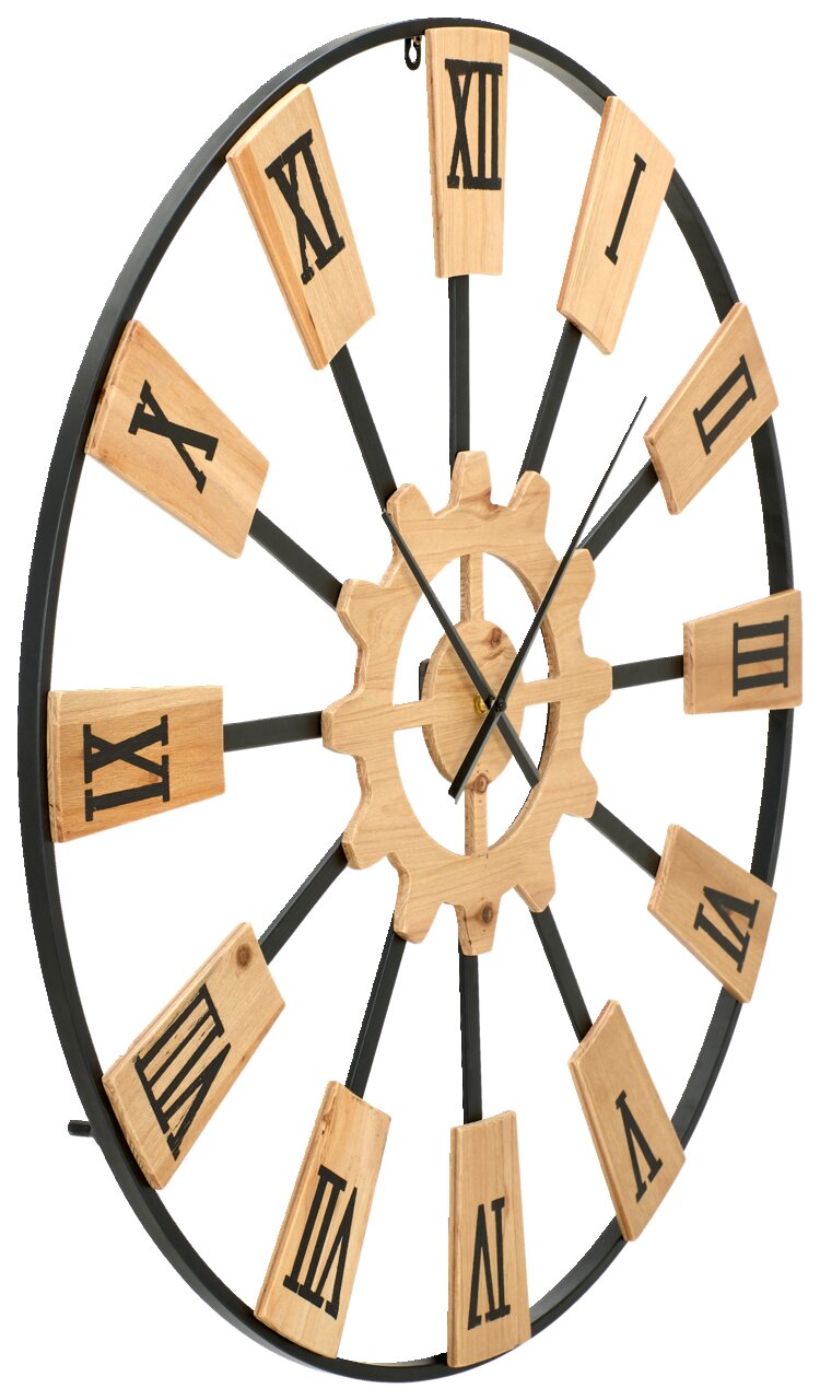 Zijaanzicht van een wandklok met Romeinse cijfers op houten plaatjes en een tandwielmotief in het midden.