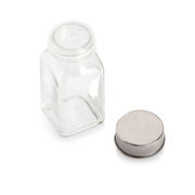 Gewürzglas mit abgenommenem Deckel, aus der Vogelperspektive fotografiert.