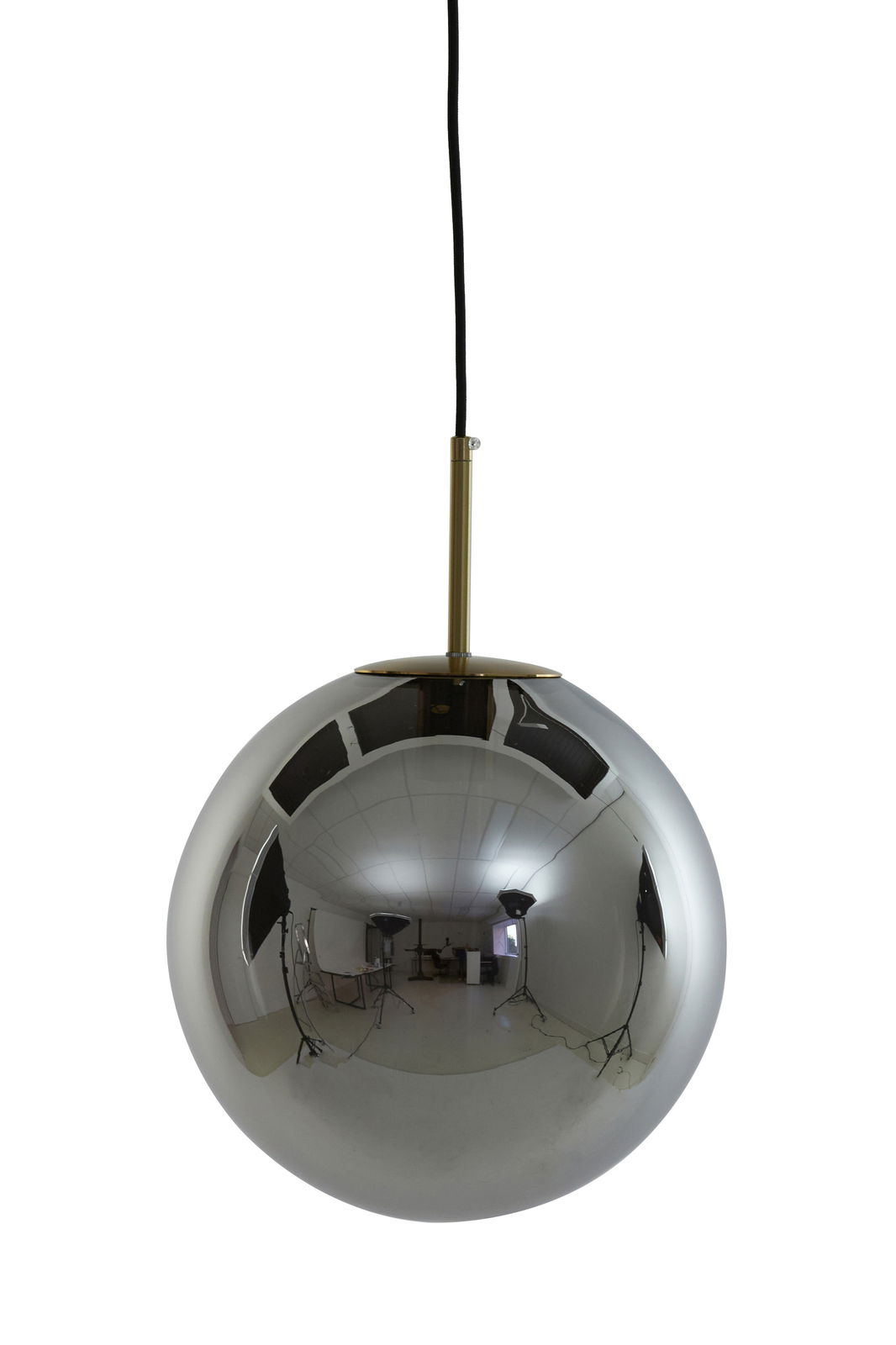 Moderne Hängeleuchte mit spiegelnder, kugelförmiger Oberfläche, frontal aufgenommen.