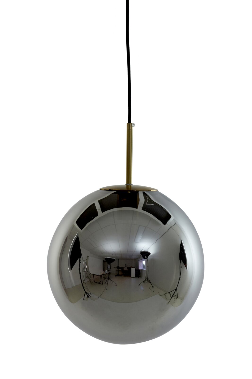 Moderne Hängeleuchte mit spiegelnder, kugelförmiger Oberfläche, frontal aufgenommen.