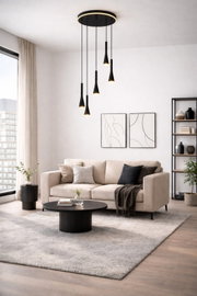 Moderne schwarze Pendelleuchte mit rundem Deckenbaldachin, leuchtendem LED-Ring und fünf schlanken, unterschiedlich hoch angeordneten Lichtkegeln, aus leichter Untersicht in einem stilvollen Wohnzimmer gezeigt