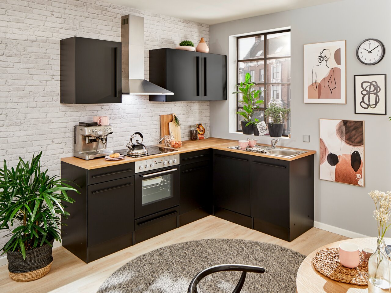 Moderne Küche mit schwarzem Eckunterschrank, Holzarbeitsplatte und Edelstahlgeräten, aus der Perspektive eines hellen, gemütlichen Raumes.