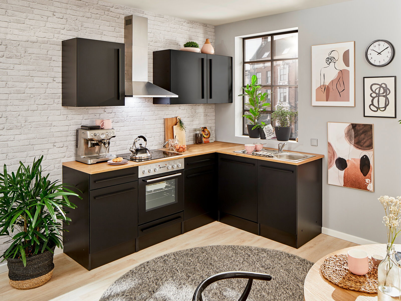 Moderne Küche mit schwarzem Eckunterschrank, Holzarbeitsplatte und Edelstahlgeräten, aus der Perspektive eines hellen, gemütlichen Raumes.