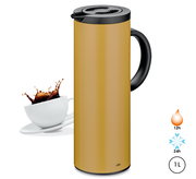 Goldene Isolierkanne mit schwarzem Griff und Deckel, seitliche Perspektive, neben einer Tasse mit spritzendem Kaffee, hält Getränke 12 Stunden heiß und 24 Stunden kalt, Fassungsvermögen 1 Liter.