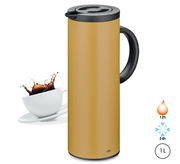 Goldene Isolierkanne mit schwarzem Griff und Deckel, seitliche Perspektive, neben einer Tasse mit spritzendem Kaffee, hält Getränke 12 Stunden heiß und 24 Stunden kalt, Fassungsvermögen 1 Liter.