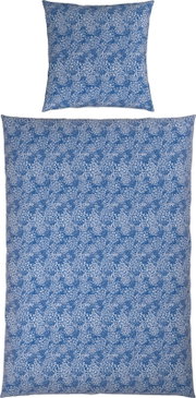 Blaue Bettwäsche mit feinem weißem Blumenmuster, bestehend aus Kissenbezug und Deckenbezug, frontal von oben (Flatlay) auf weißem Hintergrund dargestellt