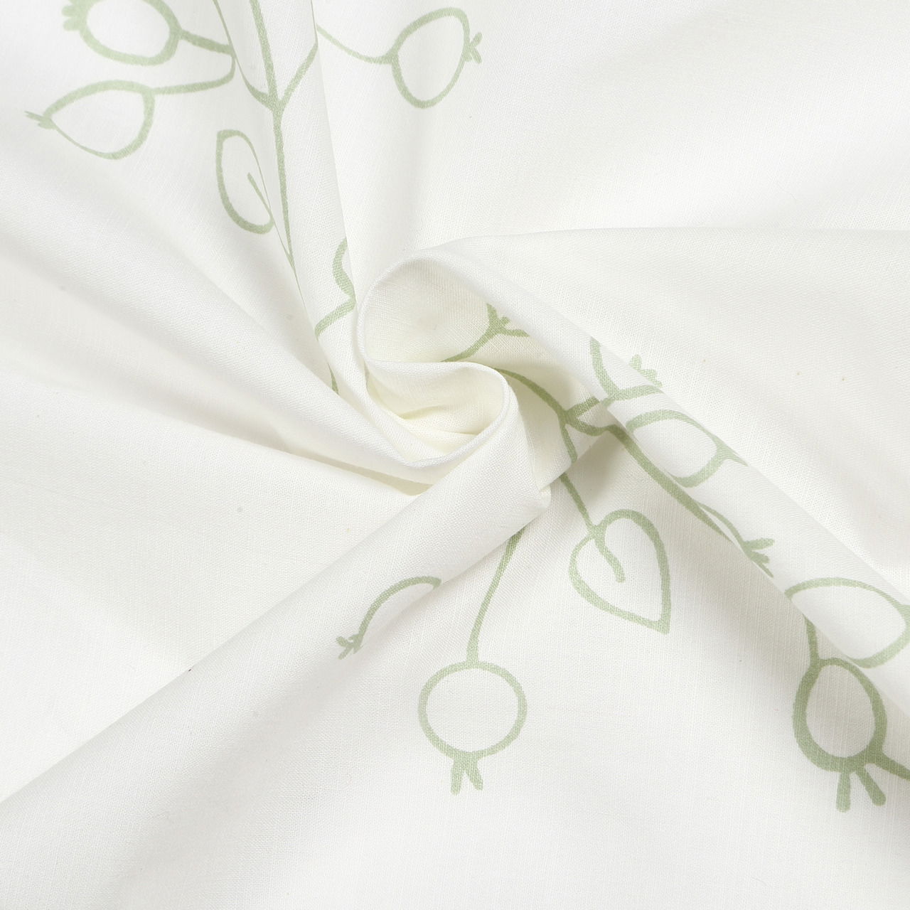 Nahaufnahme eines weißen Schals mit grünem, abstraktem Muster, in einer spiralförmigen Anordnung drapiert.