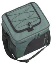 Grün-schwarze THERMOS Kühltasche mit verstellbarem Schultergurt, Reißverschlussfächern und elastischer Kordel auf dem Deckel, aus schräger Vorderansicht von oben