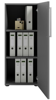 Aktenschrank mit geöffneter Tür, gefüllt mit Ordnern und Bürobedarf, Perspektive von vorne rechts