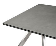 Moderner Esstisch mit grauer Tischplatte und Metallbeinen, seitliche Perspektive