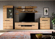 Moderne Wohnzimmer-Wohnwand aus hellem Holz mit Vitrine links, TV-Lowboard und Wandregalen in der Mitte sowie Kommode rechts vor grauer Wand, frontal aus Augenhöhe fotografiert.