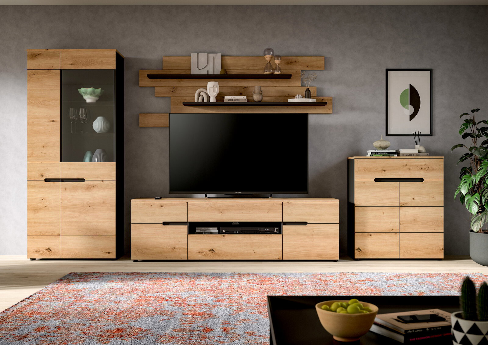 Moderne Wohnzimmer-Wohnwand aus hellem Holz mit Vitrine links, TV-Lowboard und Wandregalen in der Mitte sowie Kommode rechts vor grauer Wand, frontal aus Augenhöhe fotografiert.