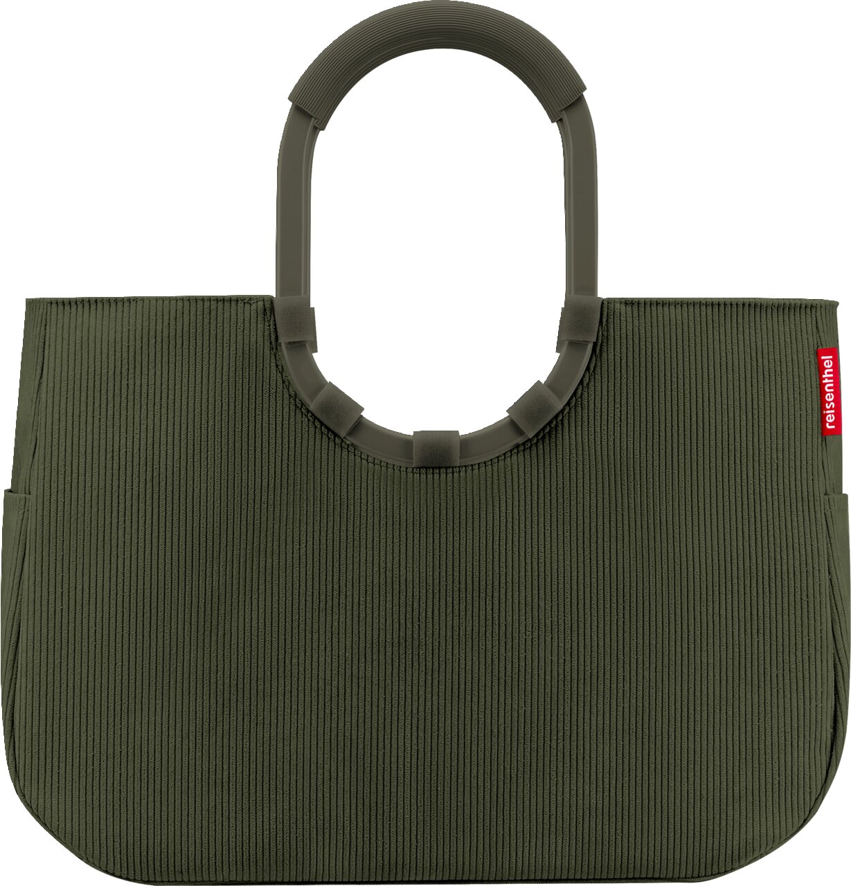 Olijfgroene geribbelde handtas/shopper met ovale kunststof handvatten en een rood reisenthel-label, vooraanzicht tegen een witte achtergrond