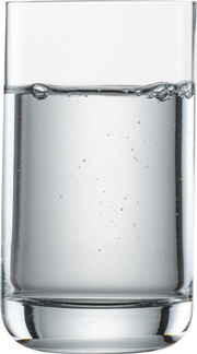 Ein einfacher, transparenter Allroundbecher mit Wasser gefüllt, seitliche Perspektive.