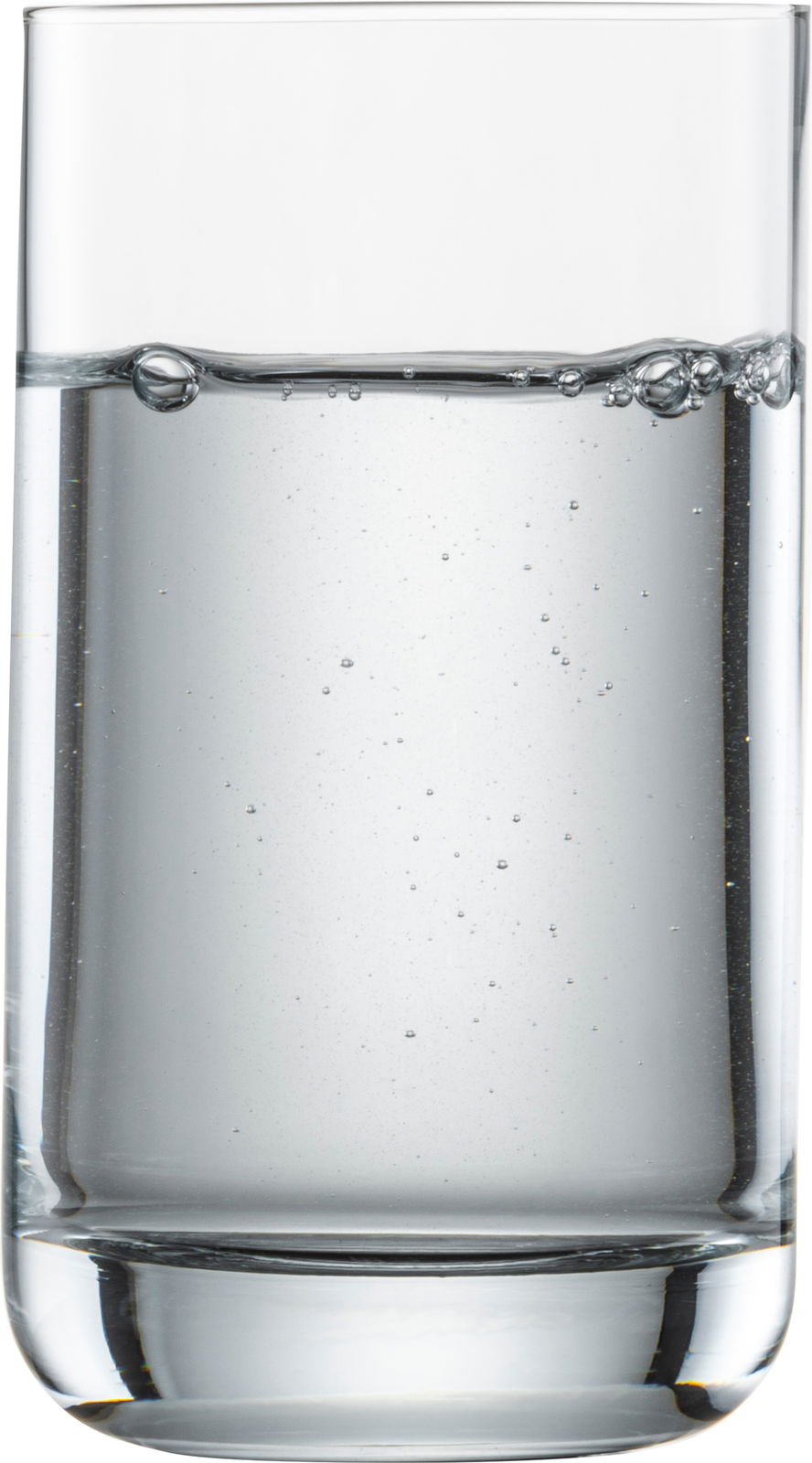 Ein einfacher, transparenter Allroundbecher mit Wasser gefüllt, seitliche Perspektive.