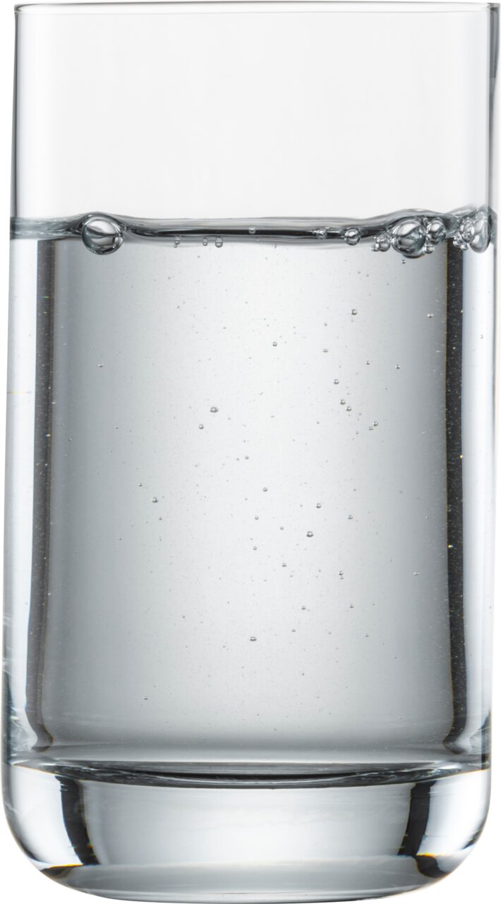 SCHOTT ZWIESEL Drinkglas Simple Een eenvoudige, doorzichtige multifunctionele beker gevuld met water, gezien vanaf de zijkant.