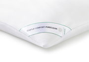 Nahaufnahme eines weißen Schlafkissens mit der Aufschrift 'TEMPUR COMFORT PURECLEAN MEDIUM' auf einem Etikett.