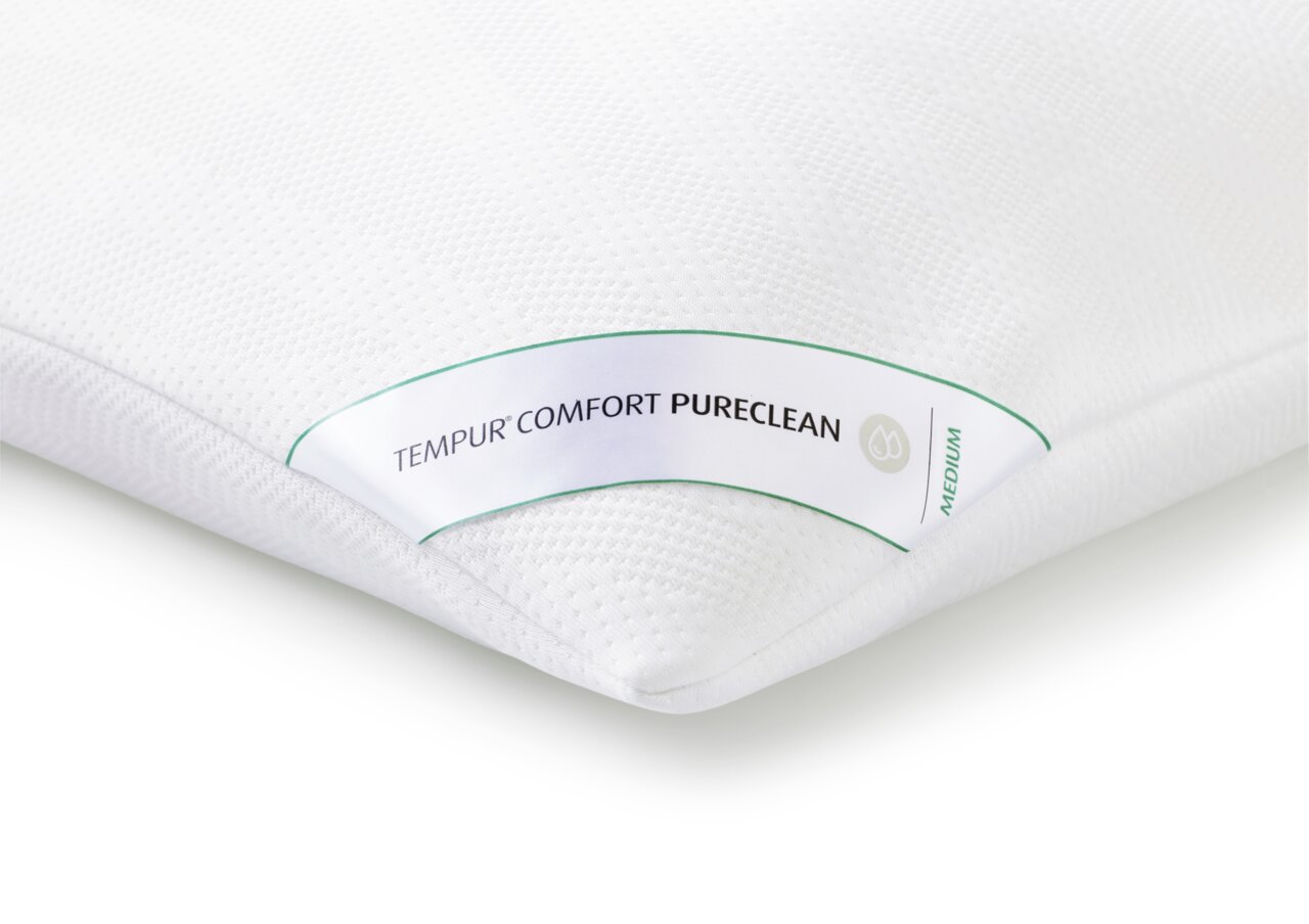Tempur Schlafkissen COMFORT Nahaufnahme eines weißen Schlafkissens mit der Aufschrift 'TEMPUR COMFORT PURECLEAN MEDIUM' auf einem Etikett.