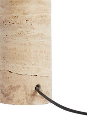 Nahaufnahme eines zylindrischen Lampenfußes aus beigem Naturstein mit sichtbarer Textur und einem herausragenden Kabel, seitliche Perspektive.