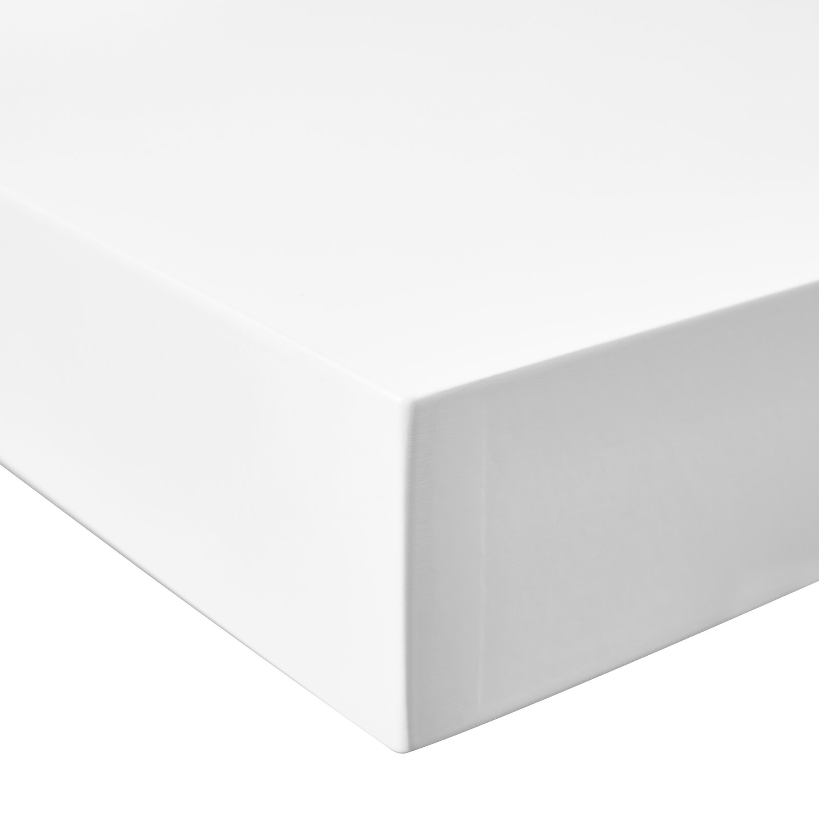 Nahaufnahme eines weißen Wandboards mit klaren Kanten und glatter Oberfläche, perspektivisch von der Seite aufgenommen.