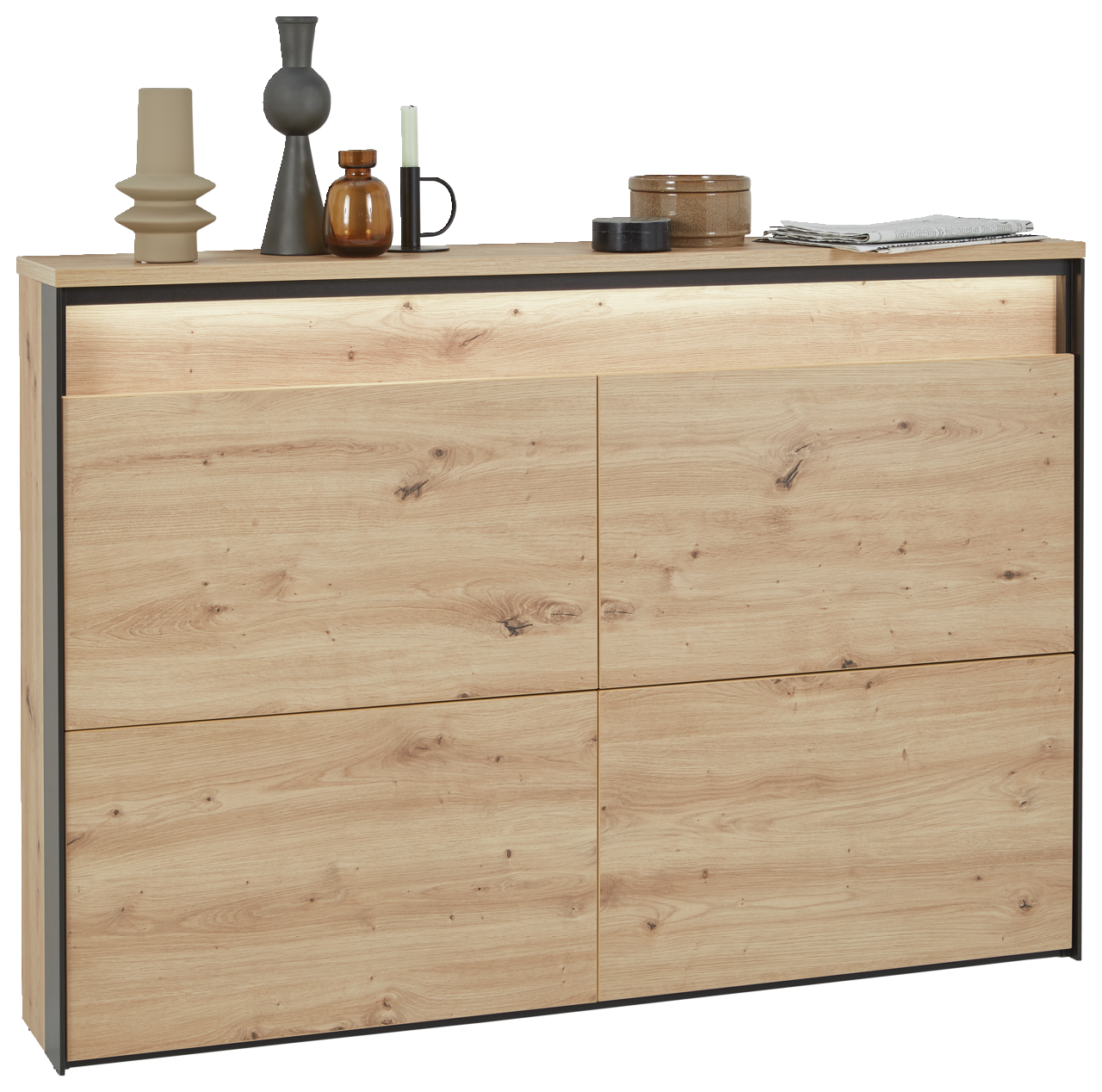 Voleo Hängeschuhschrank Moderner Hängeschuhschrank aus hellem Holz mit vier Türen, dekoriert mit Vasen und Kerzen auf der Oberseite, frontal betrachtet.