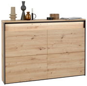 Moderner Hängeschuhschrank aus hellem Holz mit vier Türen, dekoriert mit Vasen und Kerzen auf der Oberseite, frontal betrachtet.