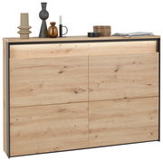 Moderner Hängeschuhschrank aus hellem Holz mit vier Türen, dekoriert mit Vasen und Kerzen auf der Oberseite, frontal betrachtet.