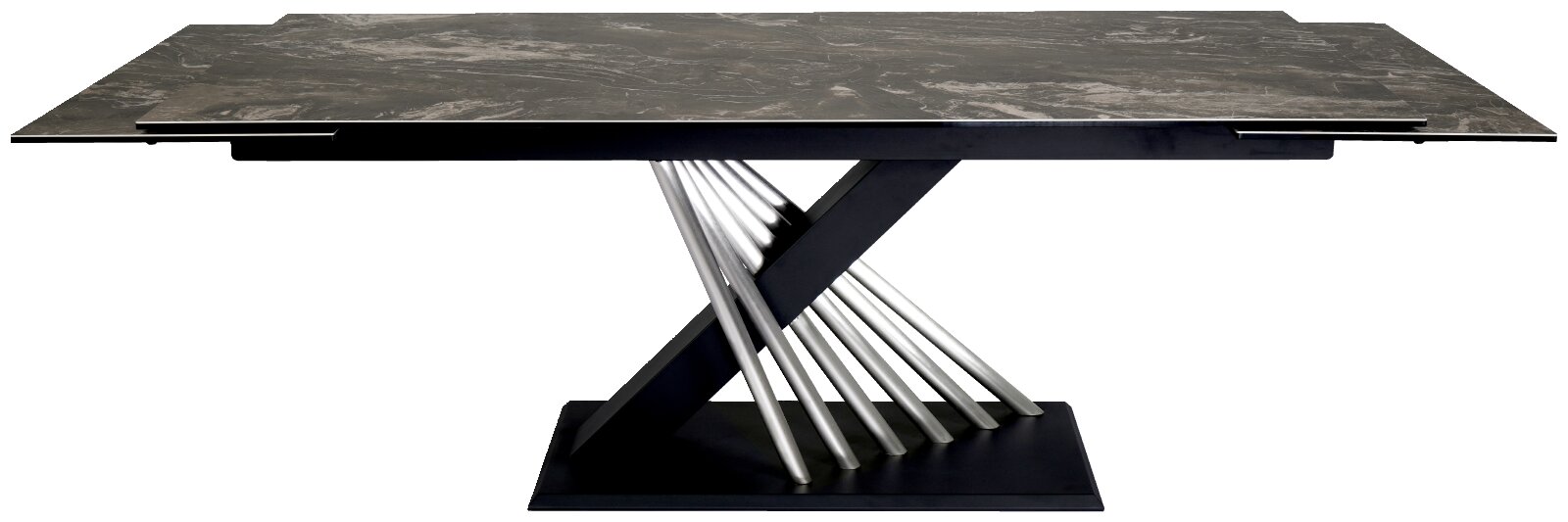 Moderner Esstisch mit dunkler Tischplatte in Marmoroptik und skulpturalem Kreuzgestell aus schwarzen Streben und silberfarbenen Metallrohren, frontal aus leicht erhöhter Perspektive dargestellt.