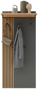 Vorderansicht eines modernen XL-Garderobenpaneels mit Holzlatten, grauer Fläche, Haken für Mäntel und Ablagefläche oben.