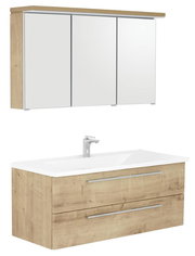 Badkombination mit Holzoptik, bestehend aus einem Waschtisch mit zwei Schubladen und einem dreitürigen Spiegelschrank, seitliche Perspektive